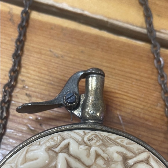 Quaint Antique ‘Risqué Ladies’ Gun Powder Flask - Picture 5 of 5